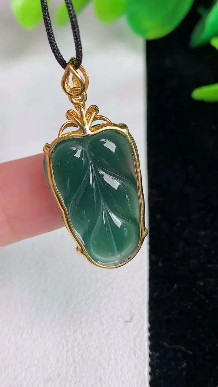 天然A货翡翠18k金蓝水金枝玉叶 叶子吊坠，尺寸30-14.6-4.5，重:2.69g
6月14日