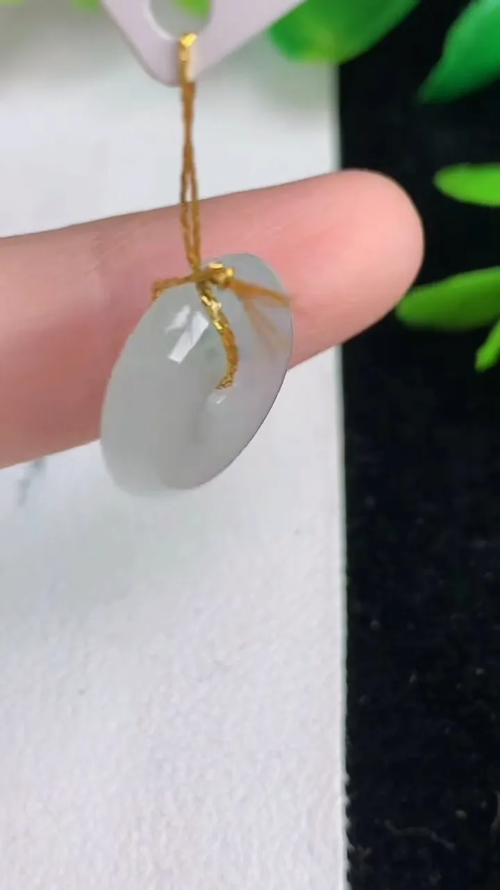 天然A货翡翠种白冰平安扣吊坠，尺寸15.2-4.8，重量:2.40g
6月14日