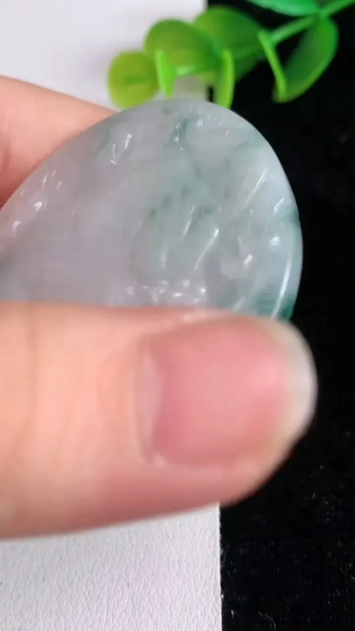 天然A货翡翠飘花生肖虎吊坠，尺寸51.3-42.2-5，重量:24.30g
6月14日