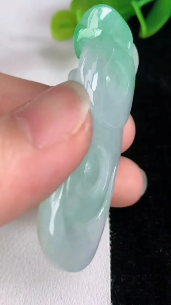 天然A货翡翠逍遥佛吊坠，尺寸54.8-20.6-9.5，重量:20.00g
6月14日