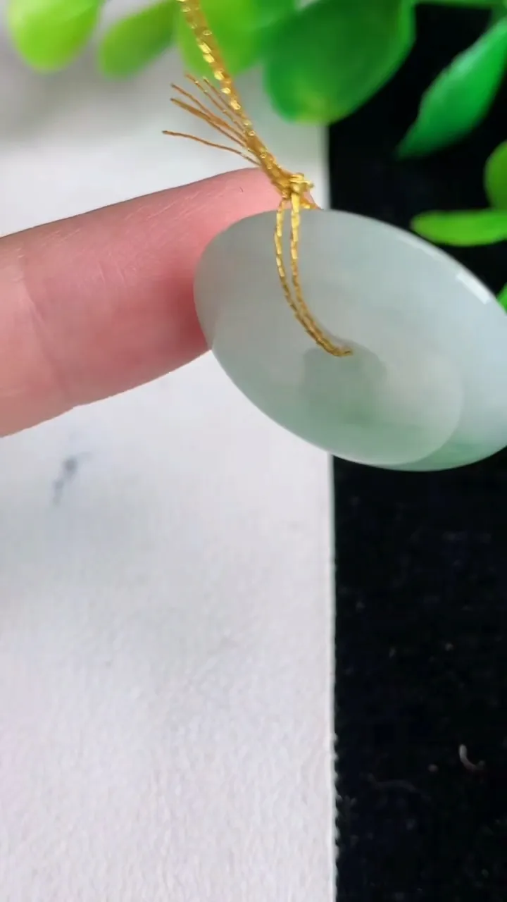 天然A货翡翠平安扣吊坠，尺寸23.2-5.6，重量:6.29g
6月14日