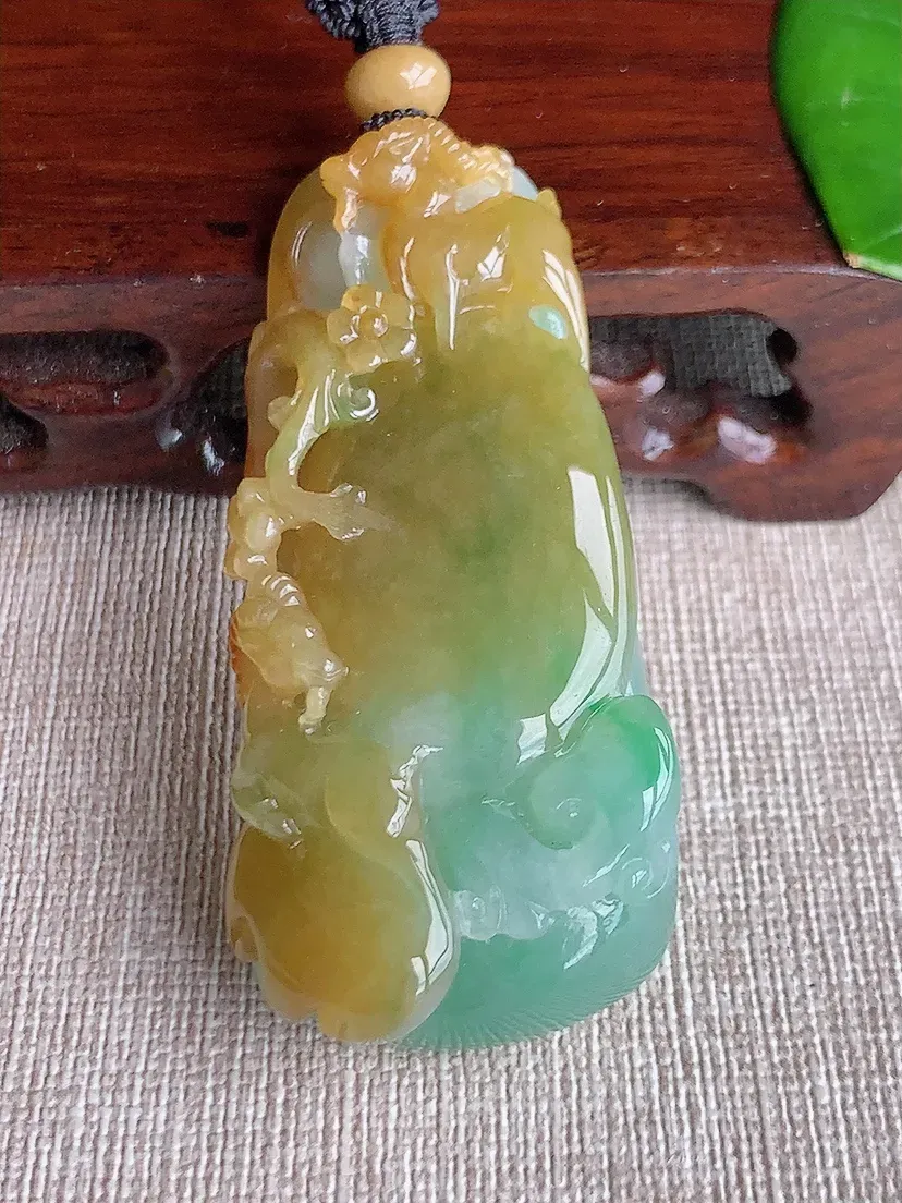 天然A货翡翠黄加绿双彩生肖羊吊坠尺寸59.7×26.8×13.7m量45.82g 0613