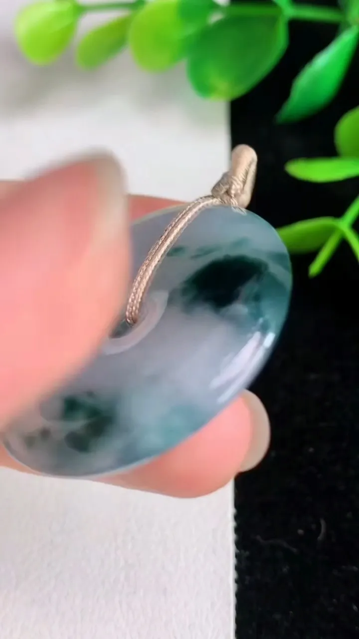 天然A货翡翠飘花平安扣吊坠，尺寸32.8-5.4，重量:13.20g
6月14日