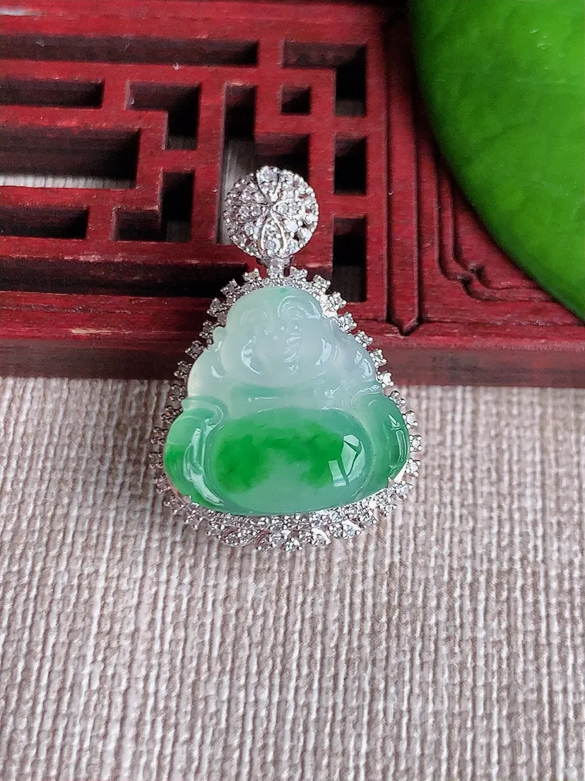 天然A货翡翠18K金伴飘绿佛公吊坠尺寸26.5×18.4×8.3裸石15×16m量3.58g 0613