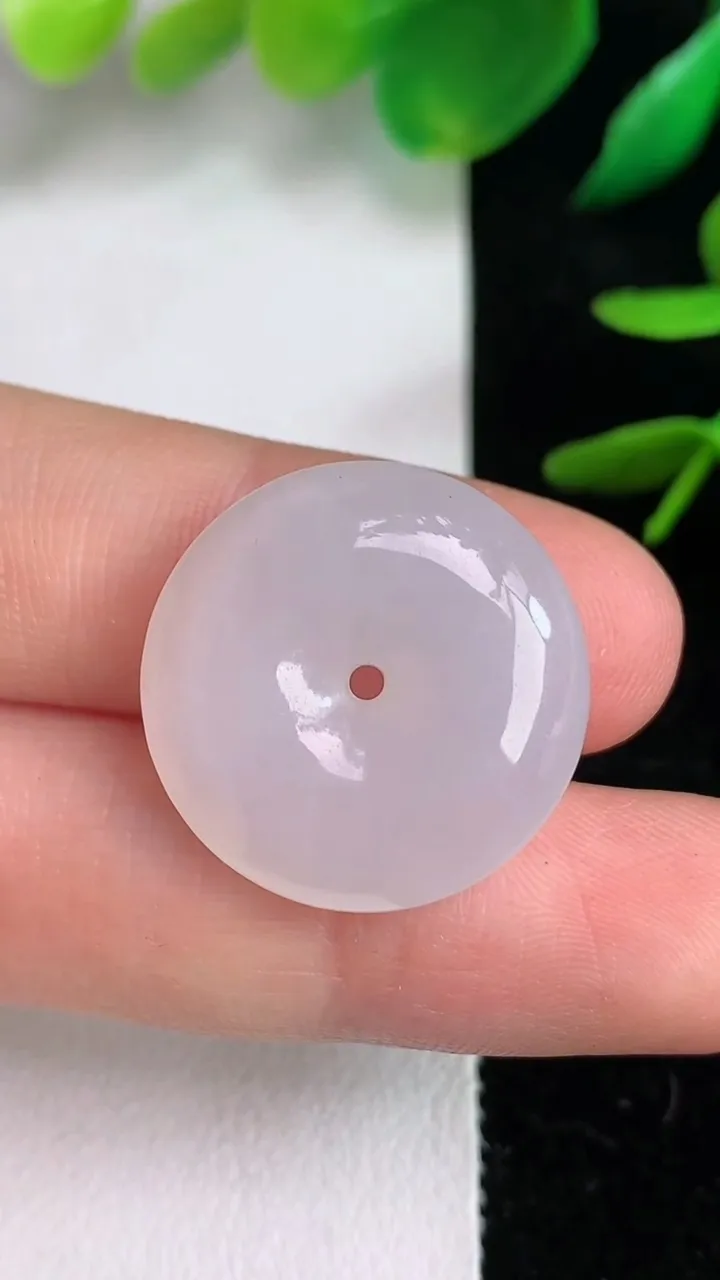 天然A货翡翠白冰平安扣吊坠，尺寸24.2-5，重量:6.16g
6月14日