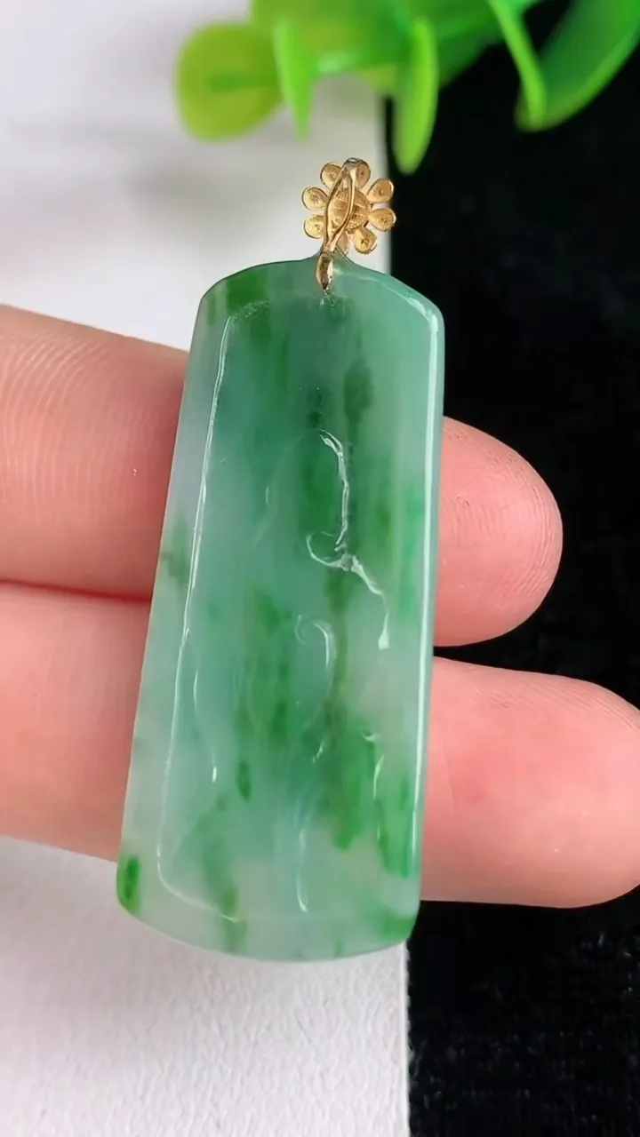 天然A货翡翠梅花鹿吊坠，尺寸37.6-16-4，重量:5.35g
6月14日