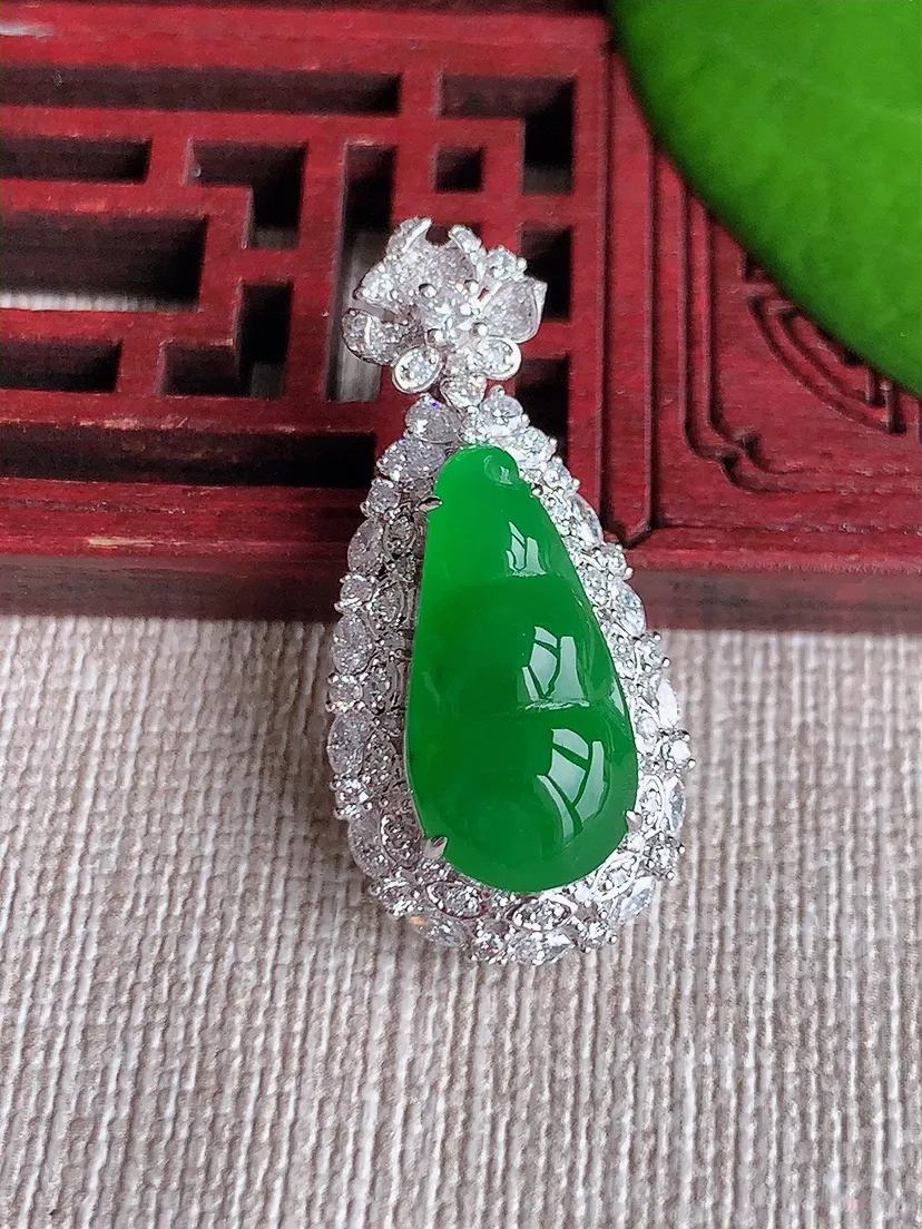 天然A货翡翠18K金伴阳绿四季豆福豆平安豆吊坠尺寸31.5×15×10.2裸石17.8×9m量4.63g 0612