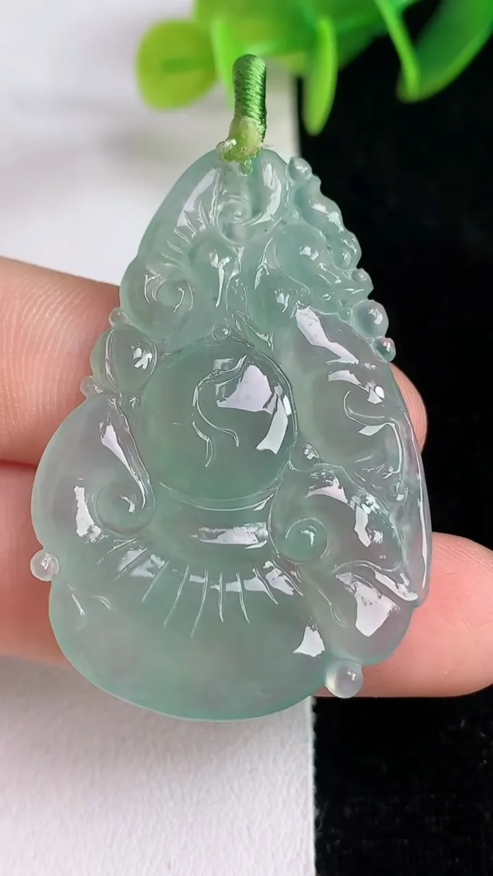天然A货翡翠如意吊坠，尺寸42.2-29.3-4.2，重量:8.65g
6月14日