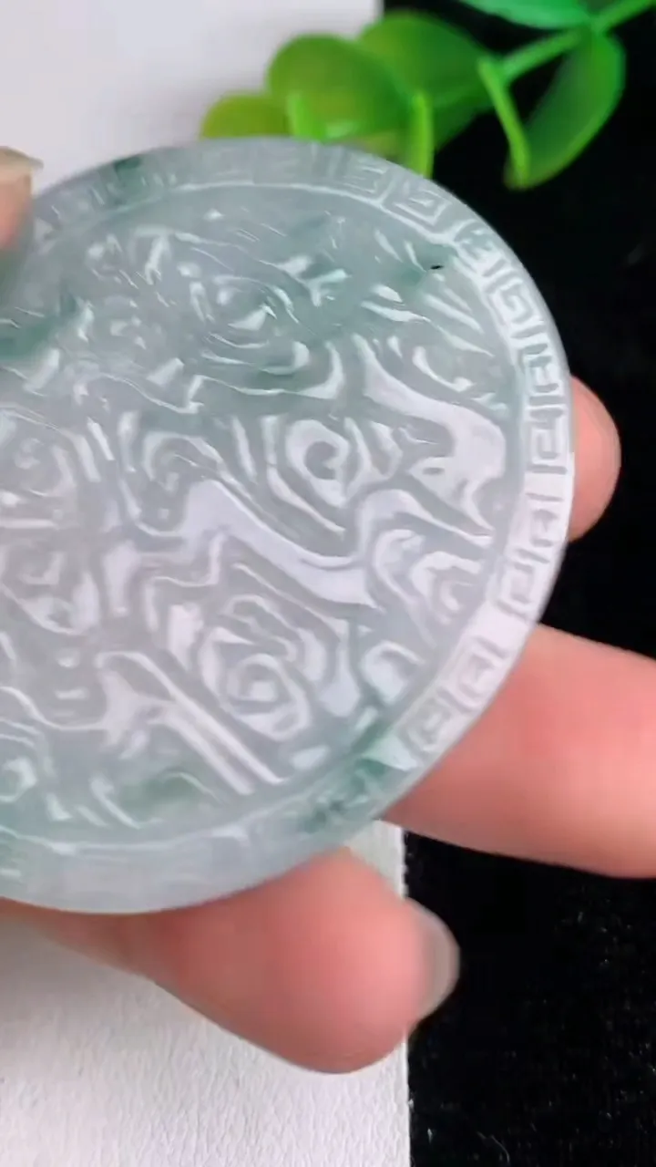 天然A货翡翠飘花生肖虎吊坠，尺寸51.3-42.2-5，重量:24.30g
6月14日