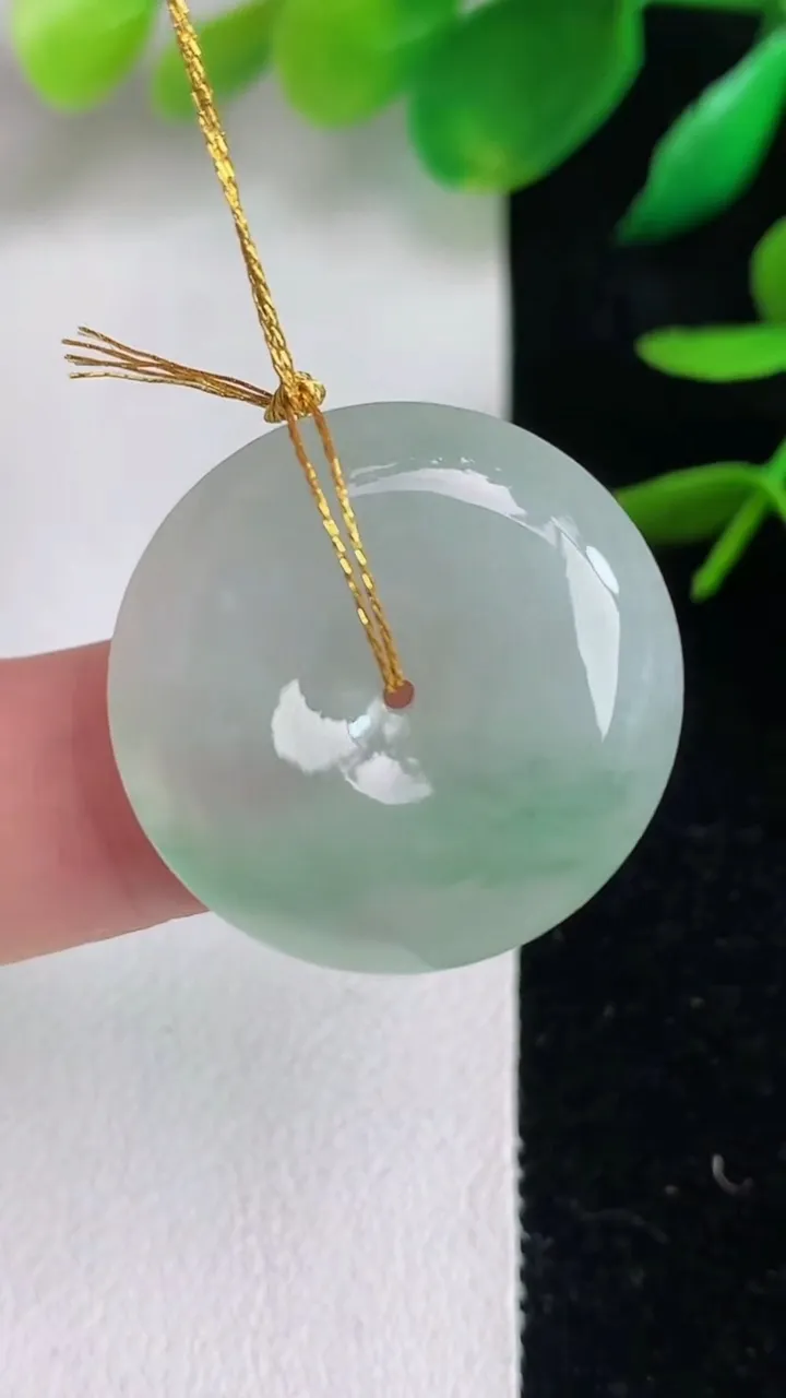 天然A货翡翠平安扣吊坠，尺寸23.2-5.6，重量:6.29g
6月14日