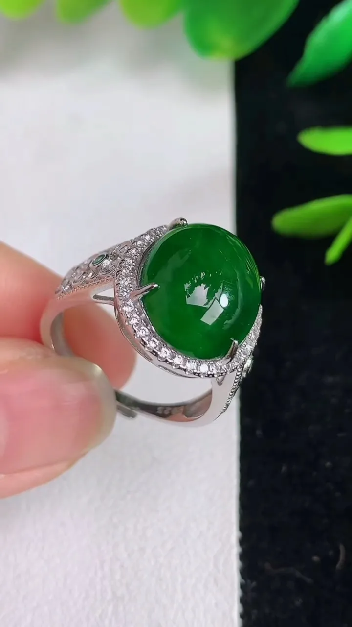 天然A货翡翠蛋面戒指，尺寸13.6-11.6，重量:3.49g2025年6月14日
工厂直销收藏佳品,种好水足，色泽均匀，有种有色，上手高大气！