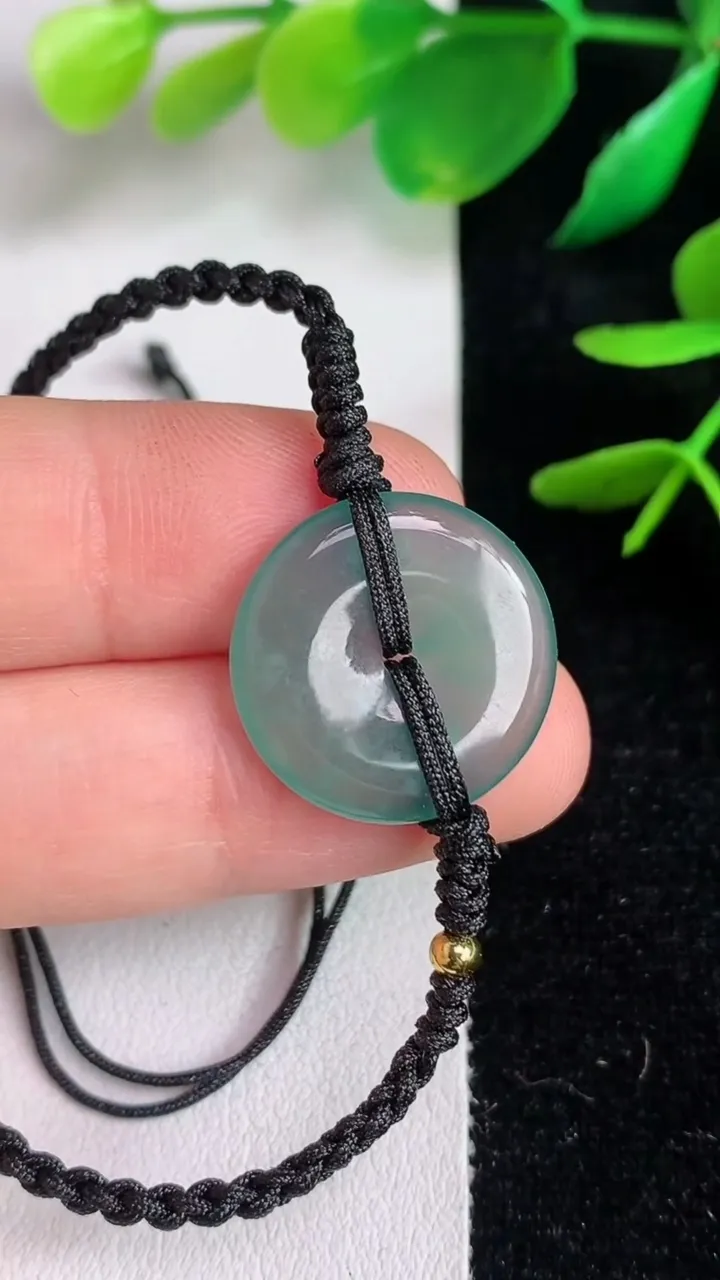 天然A货翡翠蓝水平安扣手绳，尺寸18.8-2.6，重量:2.91g
6月14日