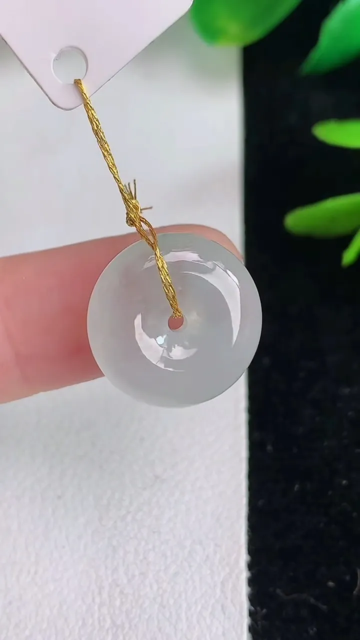 天然A货翡翠种白冰平安扣吊坠，尺寸15.2-4.8，重量:2.40g
6月14日