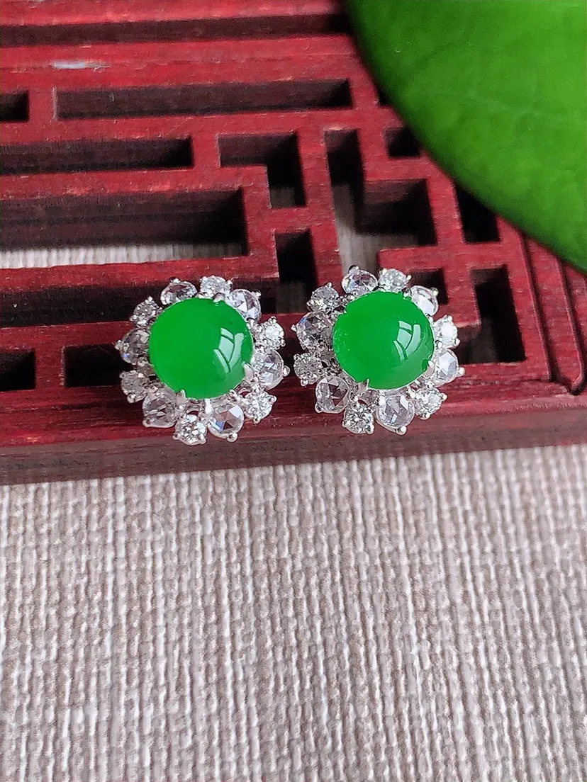 天然A货翡翠18K金伴钻镶嵌阳绿蛋面耳钉 尺寸5.8mm 重量2.69g 0612