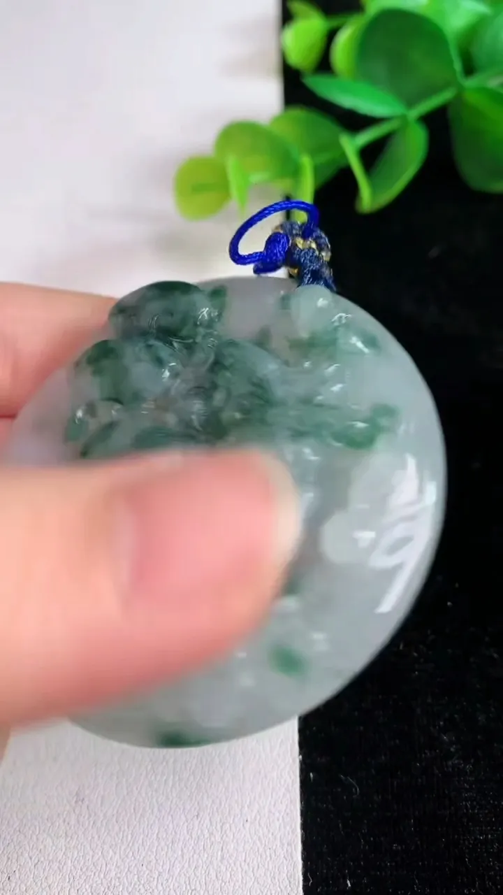 天然A货翡翠飘花麒麟吊坠，尺寸51.2-6.8，重量:33.67g
6月14日