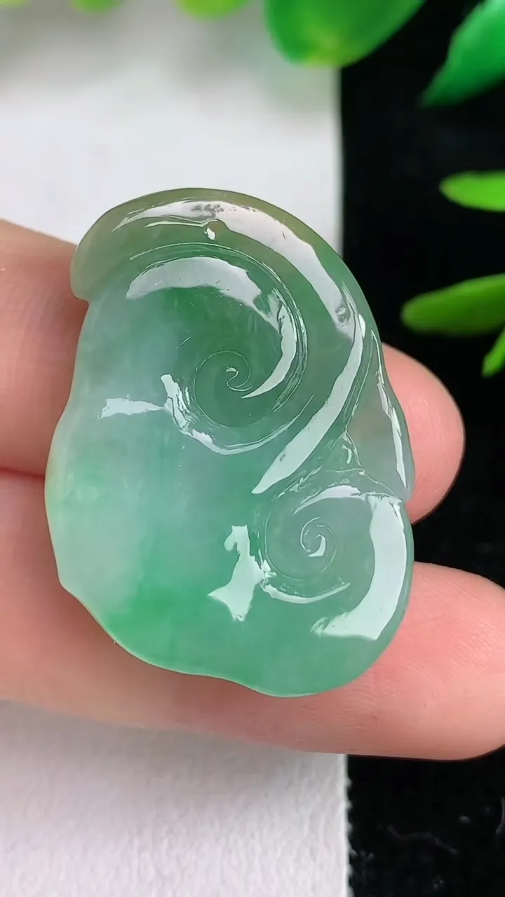 天然A货翡翠如意吊坠，尺寸32-22-6.6，重量:8.10g
6月14日