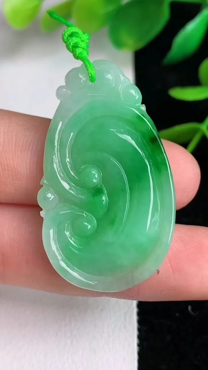 天然A货翡翠如意吊坠，尺寸37.6-22-4.2，重量:6.47g
6月14日