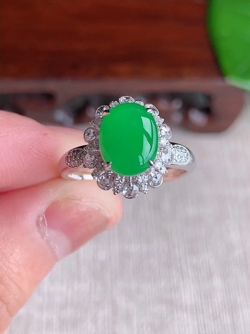 天然A货翡翠18K金伴钻镶嵌阳绿蛋面戒指 圈口17.3裸石尺寸9×7mm 重量3.96g 0613