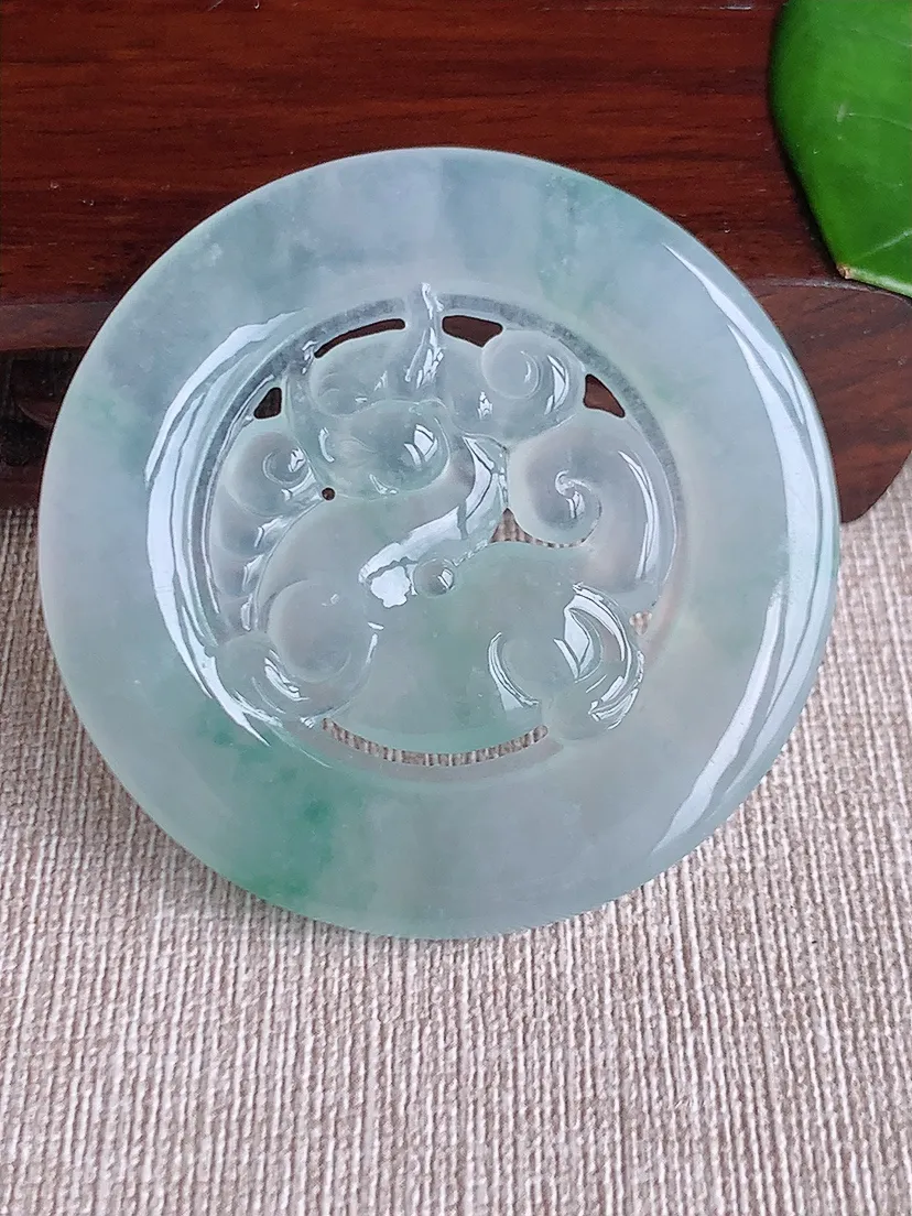 天然A货翡翠飘花麒麟吊坠尺寸53.7×4.8m量30.43g 0612