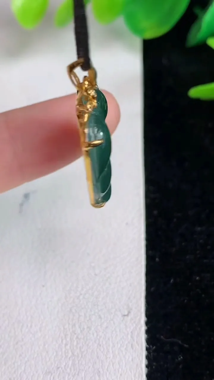 天然A货翡翠18k金蓝水金枝玉叶 叶子吊坠，尺寸30-14.6-4.5，重:2.69g
6月14日