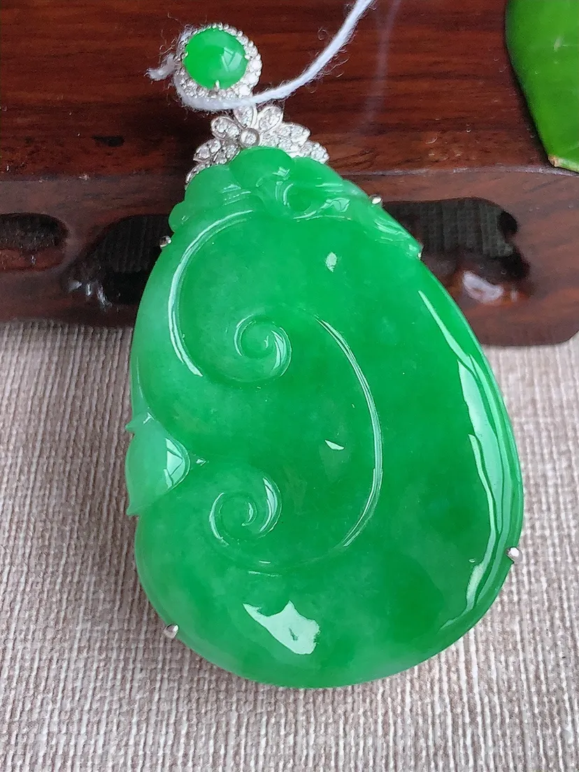 天然A货翡翠18K金伴阳绿大如意吊坠尺寸61.5×48×33.5×9.3m量26.32g 0612