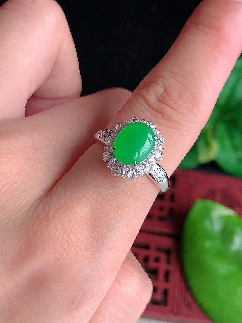 天然A货翡翠18K金伴钻镶嵌阳绿蛋面戒指 圈口17.3裸石尺寸9×7mm 重量3.96g 0613