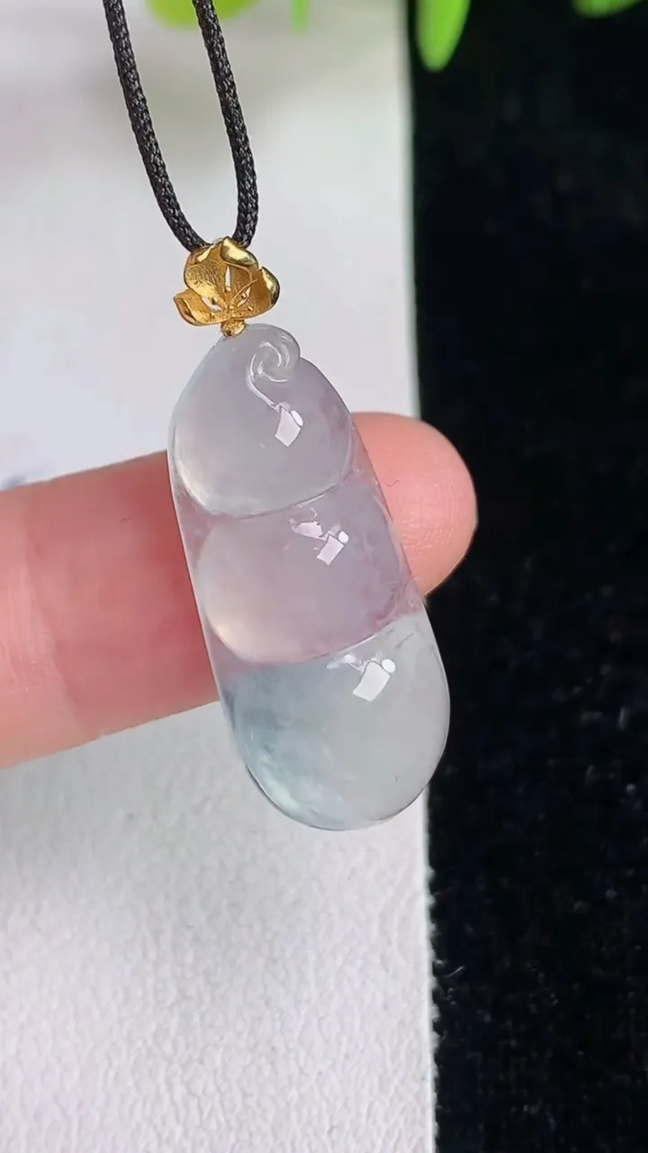 天然A货翡翠白冰福豆吊坠，尺寸25.8-11-4.8，重量:2.84g
6月14日