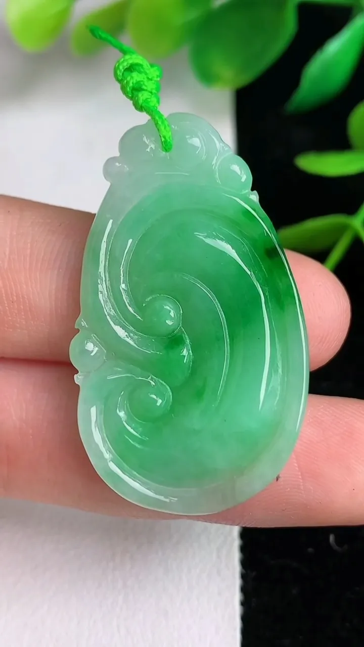 天然A货翡翠如意吊坠，尺寸37.6-22-4.2，重量:6.47g
6月14日