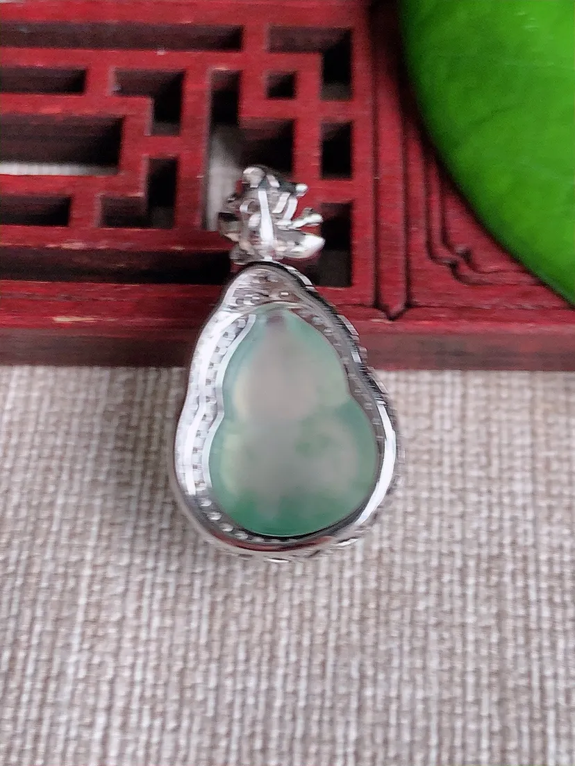 天然A货翡翠18K金伴飘花葫芦吊坠尺寸28.5×15.4×8.8裸石15.8×11.6m量3.03g