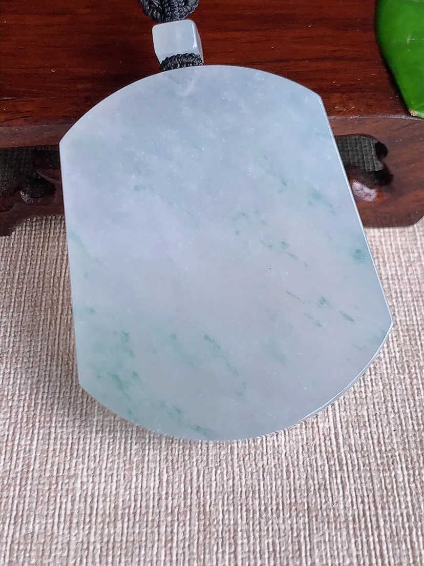 天然A货翡翠飘花无事牌吊坠尺寸55.5×45.3×6m量48.36g 0613