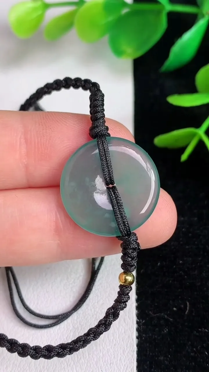 天然A货翡翠蓝水平安扣手绳，尺寸18.8-2.6，重量:2.91g
6月14日