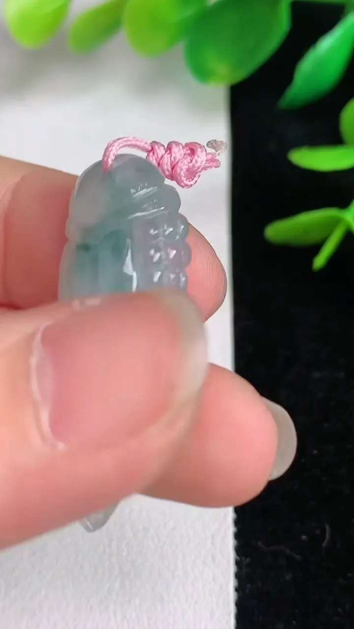 天然A货翡翠飘花富甲一吊坠，尺寸34.6-13.2-5.7，重量:4.39g
6月14日