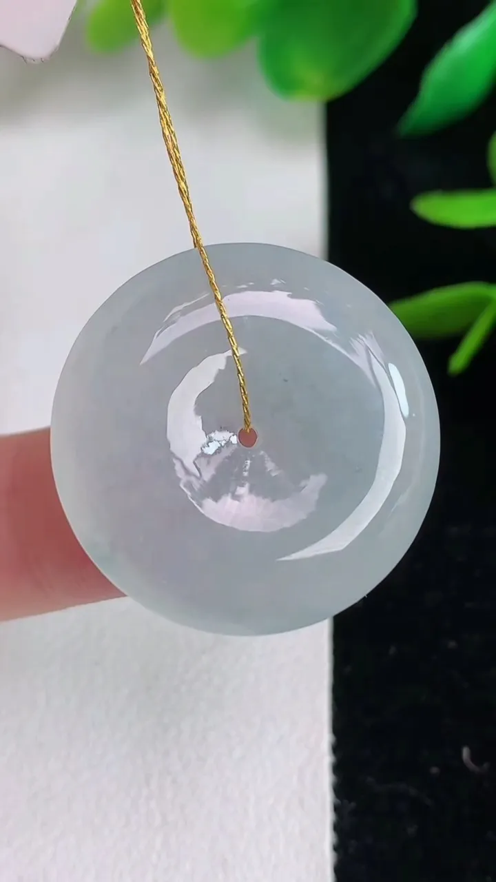天然A货翡翠飘花平安扣吊坠，尺寸25-5，重量:6.69g
6月14日