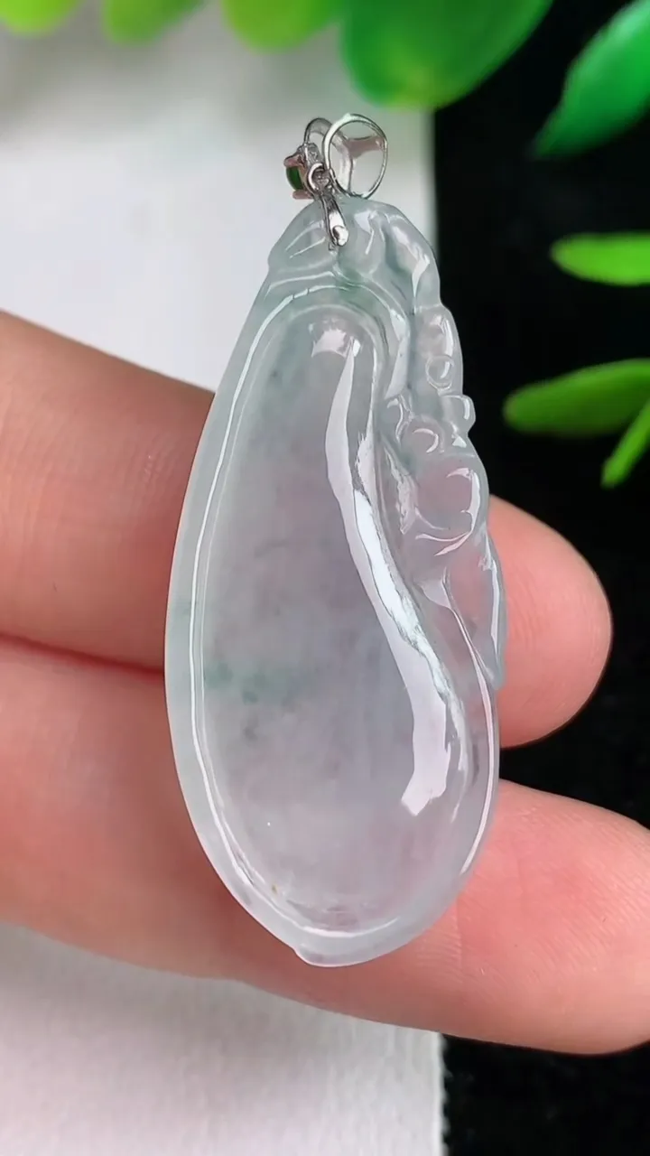 天然A货翡翠18k金飘花福瓜吊坠，尺寸36-16.4-5.2，重量:5.58g
6月14日