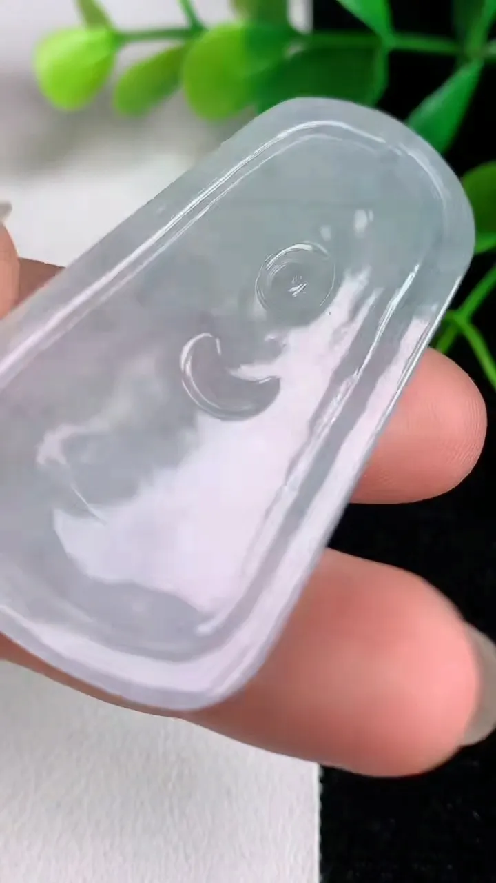 天然A货翡翠大势至观音菩萨吊坠，尺寸49-29.5-4.4，重量:14.60g
6月14日