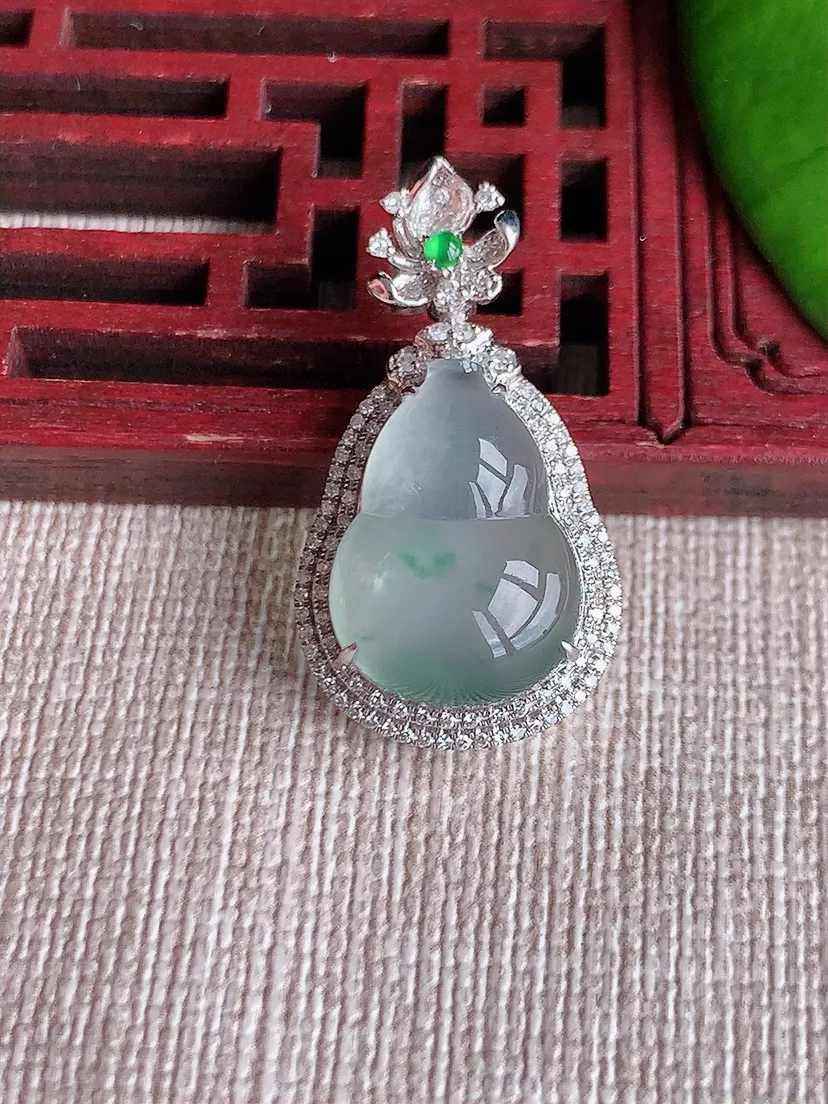 天然A货翡翠18K金伴飘花葫芦吊坠尺寸28.5×15.4×8.8裸石15.8×11.6m量3.03g 0613