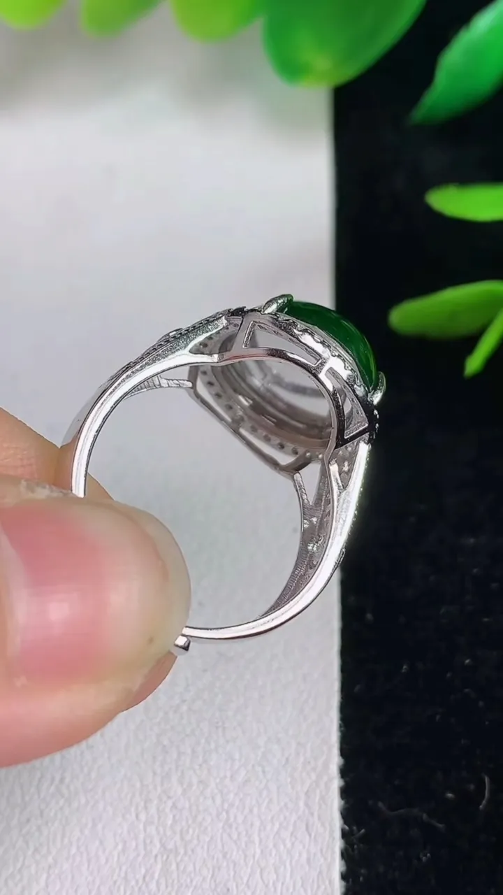 天然A货翡翠蛋面戒指，尺寸13.6-11.6，重量:3.49g2025年6月14日
工厂直销收藏佳品,种好水足，色泽均匀，有种有色，上手高大气！