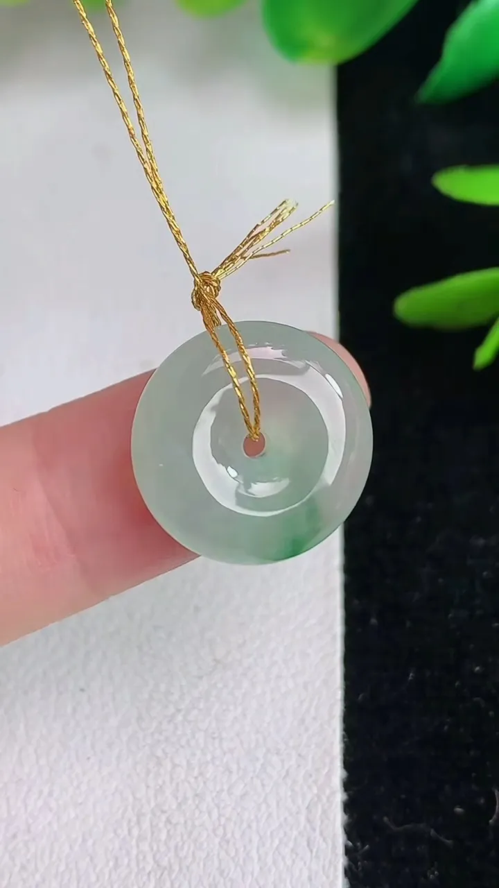 天然A货翡翠平安扣吊坠，尺寸15-4.6，重量:2.27g
6月14日