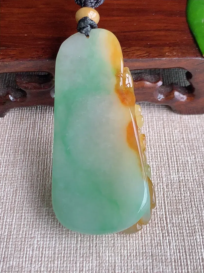 天然A货翡翠黄加绿双彩生肖羊吊坠尺寸59.7×26.8×13.7m量45.82g 0613
