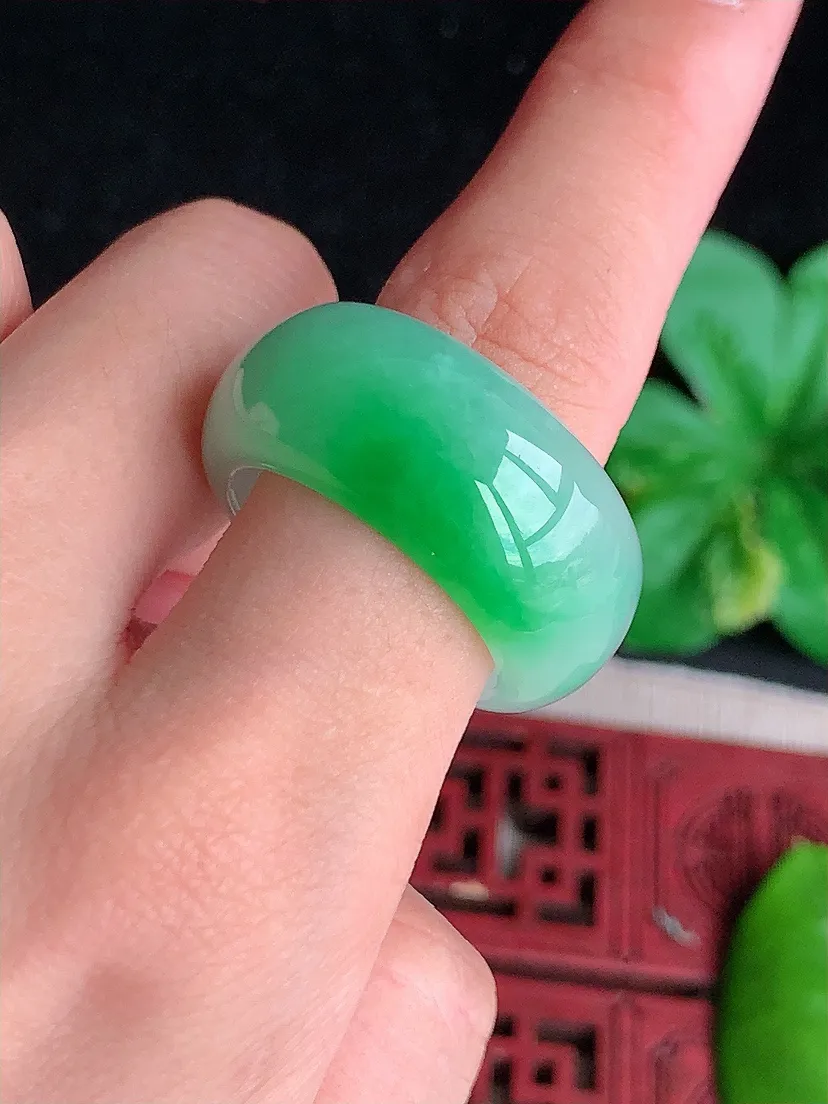 天然A货翡翠飘阳绿素面扳指 尺寸20.8×12×4.8m量13.03g 0613