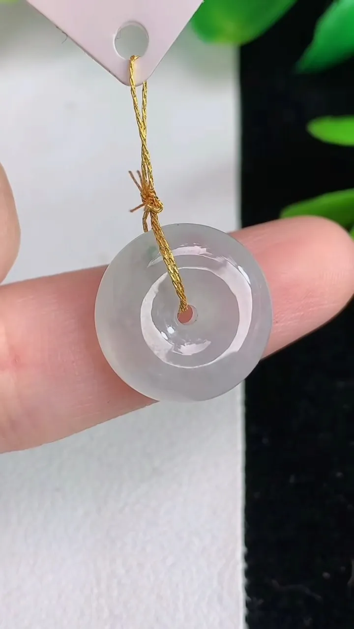 天然A货翡翠种白冰平安扣吊坠，尺寸15.2-4.8，重量:2.40g
6月14日