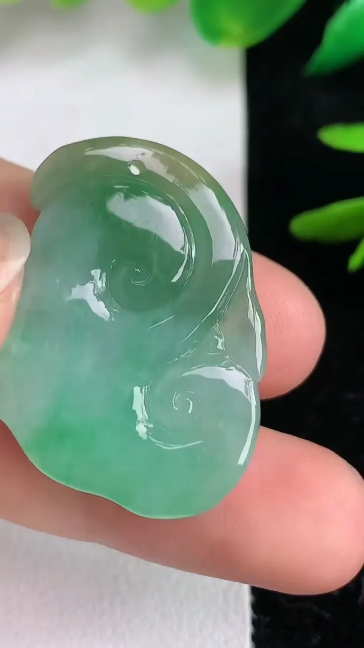天然A货翡翠如意吊坠，尺寸32-22-6.6，重量:8.10g
6月14日