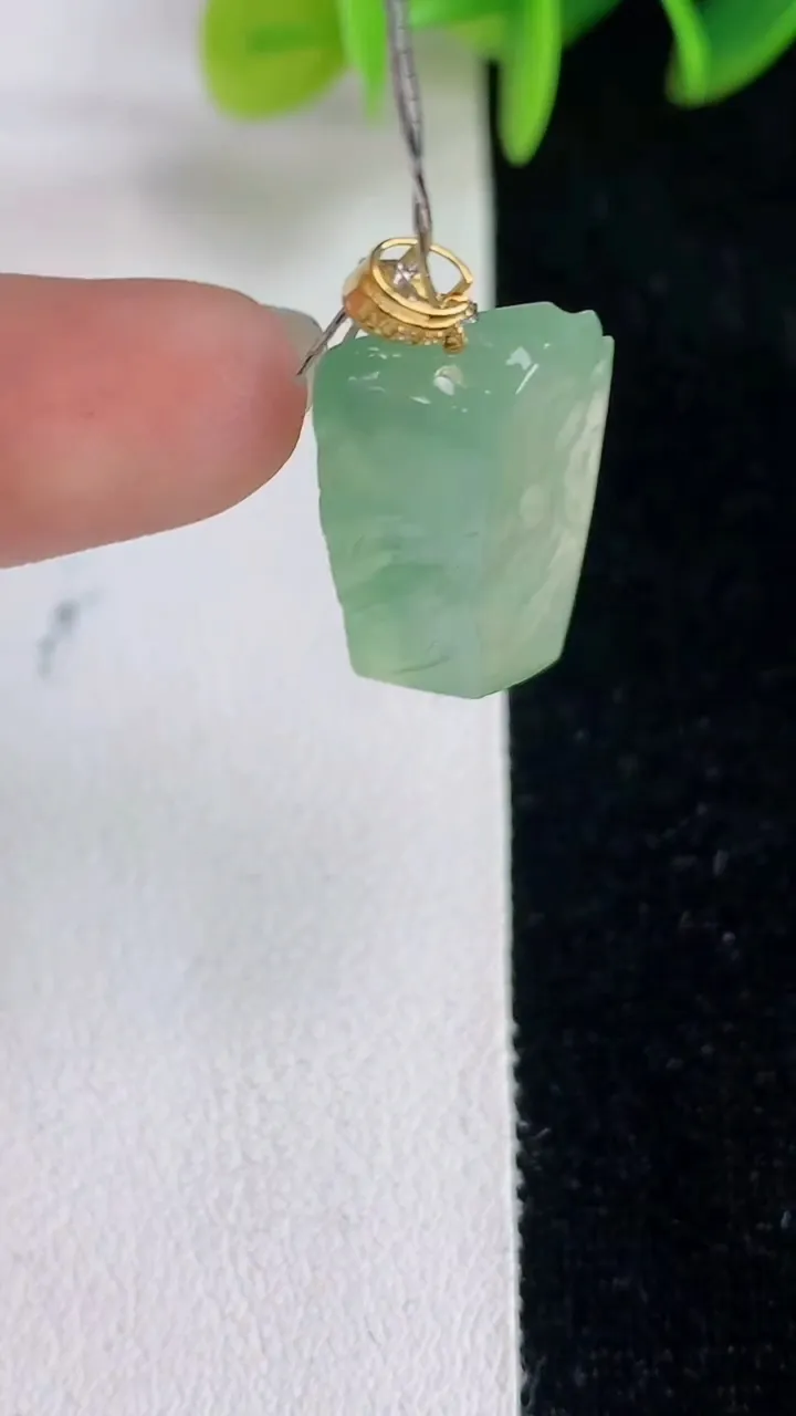 天然A货翡翠随形吊坠，尺寸21-11.6-7，重量:3.20g
6月14日