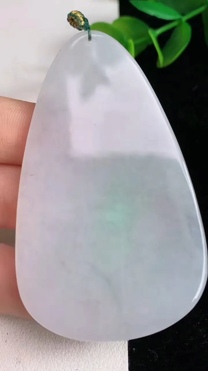天然A货翡翠度母吊坠，尺寸70.2-42-5.2，重量:33.95g
6月14日