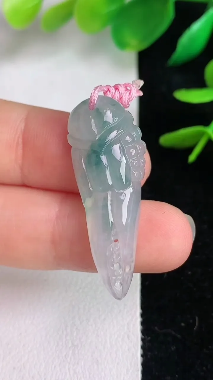 天然A货翡翠飘花富甲一吊坠，尺寸34.6-13.2-5.7，重量:4.39g
6月14日