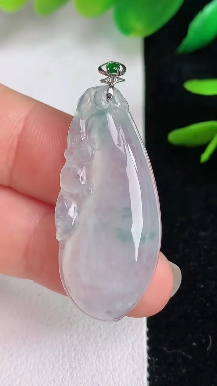 天然A货翡翠18k金飘花福瓜吊坠，尺寸36-16.4-5.2，重量:5.58g
6月14日