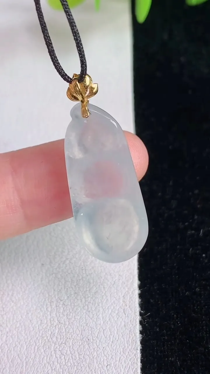 天然A货翡翠白冰福豆吊坠，尺寸25.8-11-4.8，重量:2.84g
6月14日