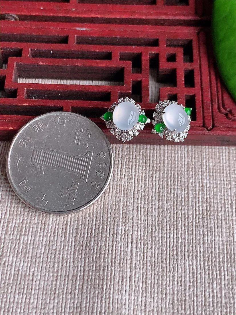 天然A货翡翠18K金伴钻镶嵌白月光蛋面耳钉 尺寸6.3×5.6mm 重量2.42g 0613