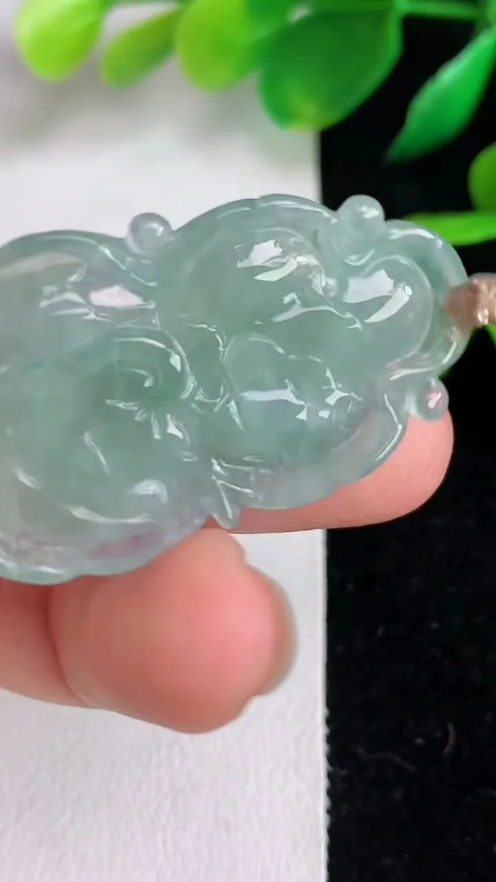 天然A货翡翠和和美美 荷叶鱼吊坠，尺寸38.2-22.5-5.6，重量:8.39g
6月14日