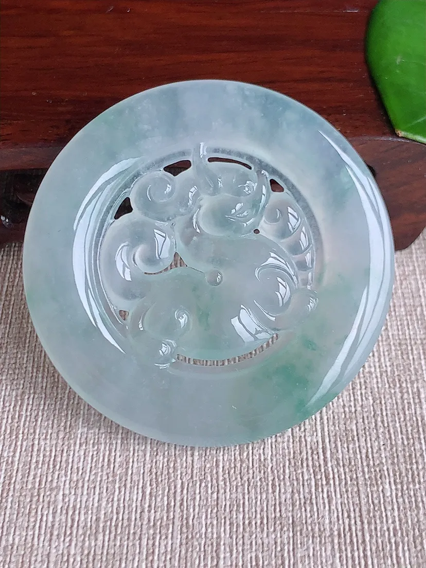天然A货翡翠飘花麒麟吊坠尺寸53.7×4.8m量30.43g 0612